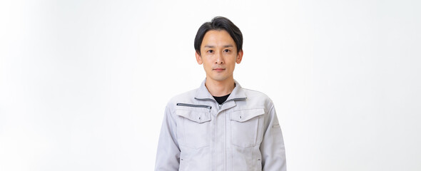 カメラ目線の作業着を着た男性