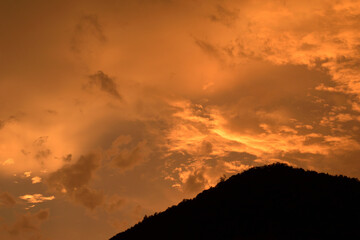 	山にかかる雲、燃えるような夕焼け