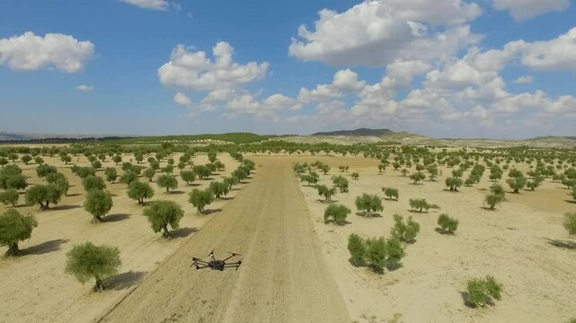 Dron de alta capacidad en vuelo visto en modo orbital.