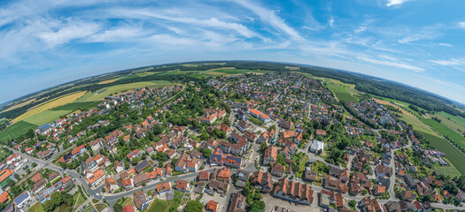 Sommerlicher Blick auf Schrozberg auf der Hohenloher Ebene im Nordosten Württembergs