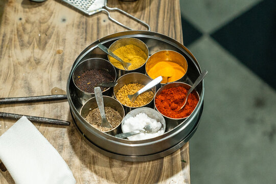 Gew&uuml;rze der indischen K&uuml;che in Schalen f&uuml;r Karam Masala und verschiedene Masala 