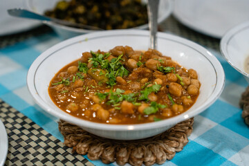 Traditionelles Chana Masala in einem Teller, garniert mit grüner Petersilie