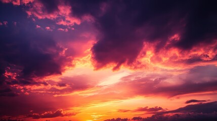 Fototapeta premium Breathtaking Fiery Sunset Sky: A Stunning Display of Colors