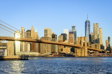 Naklejka premium Brooklyn Bridge in the morning light, view from Main Street Park over the East River to the skyline of Manhattan with Freedom Tower or One World Trade Center, Dumbo, Downtown Brooklyn, Brooklyn, New York