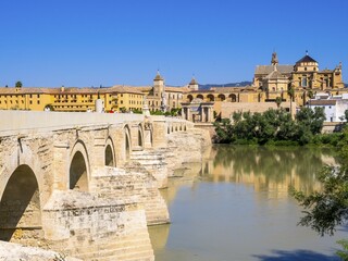 Obraz premium Roman bridge, Puente Romano over the Rio Guadalquivir, Mezquita Cathedral, Cordoba province, Andalucía, Spain, Europe
