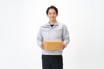 ダンボールを持つ男性