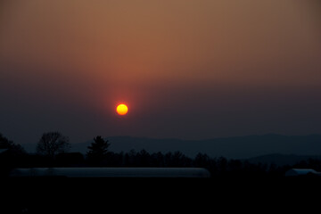 美しい春霞がかかった夕暮れ

