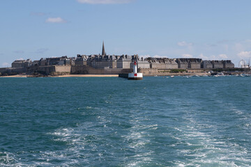 Blick vom Meer auf die Skyline von Saint Malo in der Bretagne