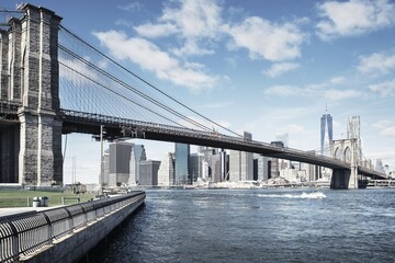 picture of the skyline from new york with the brooklyn bridge in front