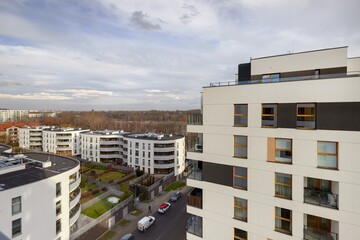 Apartamentowce przy ulicy Pułaskiego w Katowicach – widok z balkonu na budynki w Dolinie 3 Stawów © arteffect.pl