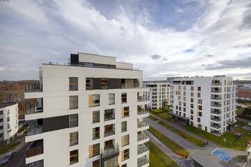 Apartamentowce przy ulicy Pułaskiego w Katowicach &ndash; widok z balkonu na budynki w Dolinie 3 Staw&oacute;w