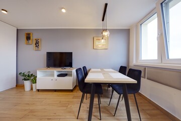 Salon w nowoczesnym apartamencie z ciemnozieloną pluszową sofą © arteffect.pl