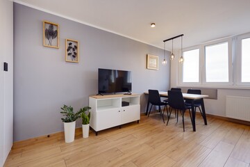 Salon w nowoczesnym apartamencie z ciemnozieloną pluszową sofą © arteffect.pl