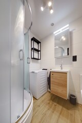 Piękna stylowa łazienka z kabiną prysznicową