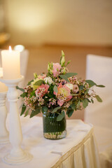 romantische Winterhochzeit mit Kerzen und frischen Blumen im Standesamt