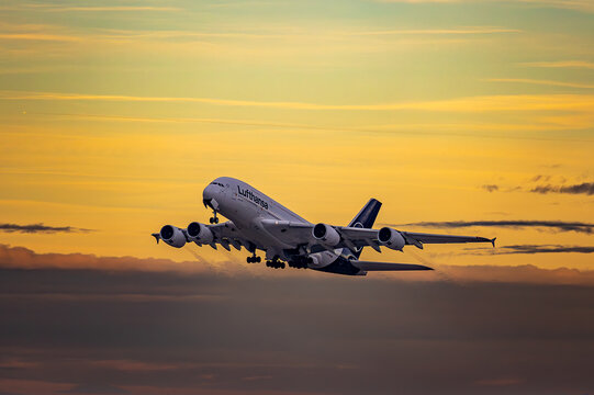 Ein Airbus A380 der Lufthansa startet am Flughafen M&uuml;nchen (MUC) und befindet sich im Steigflug auf dem &Uuml;berf&uuml;hrungsflug nach Frankfurt am Main (FRA).