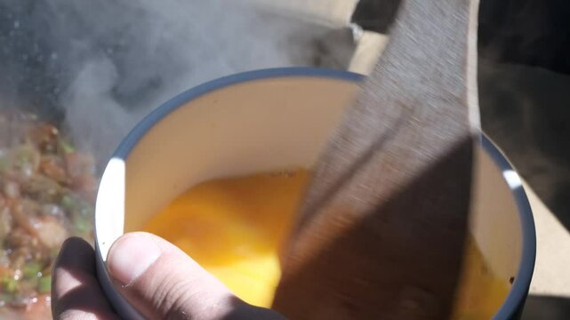 Kase i&ccedil;inde yumurta &ccedil;ırpma anı. Kahvaltı hazırlığı i&ccedil;in ideal bir g&ouml;r&uuml;nt&uuml;.
