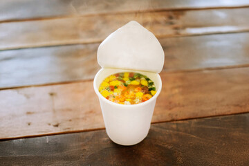お湯を入れたインスタントラーメン