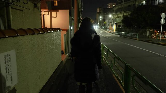 夜道を歩く女性・尾行するイメージ