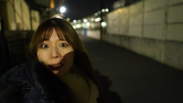 夜道を歩く女性・追いかける犯罪者