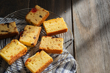 ケーキクーラーに乗せられた焼き菓子