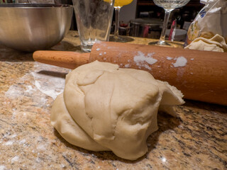 gotowe do wałkowania ciasto na pierogi - prosty tradycyjny przepis kuchni staropolskiej na smaczny posiłek