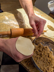 nadziewanie pierogów tradycyjną metodą