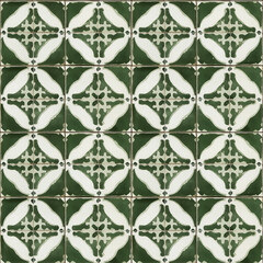 Motif répétitif de carreaux de ciment vintage avec design ornemental vert et blanc, symétrie florale et texture usée