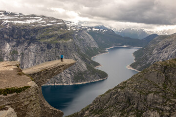 trolltunga mit einer person drauf