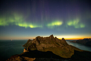 polarlichter über bergkette
