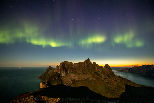 polarlichter &uuml;ber bergkette
