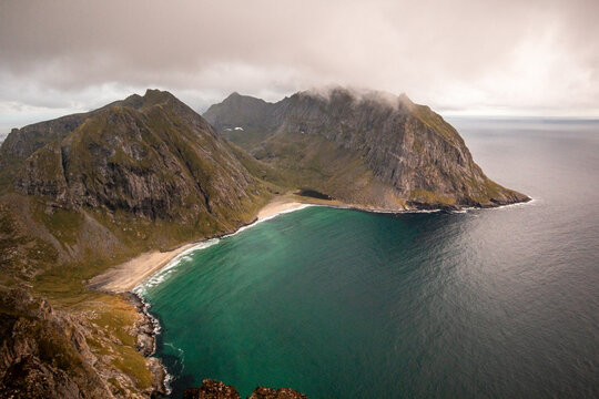 t&uuml;rkises merr vor wei&szlig;em sandstrand und bergen in norwegen