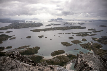 Aussicht auf norwegische inseln im meer