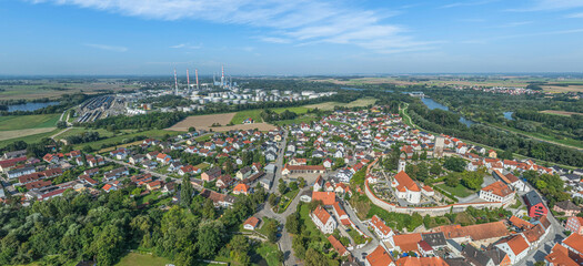 Die oberbayerische Stadt Vohburg an der Donau im Sommer von oben