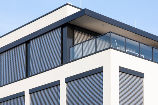 Modernes Geb&auml;ude mit grauen Jalousien
