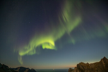 Beeindruckende tanzende Nordlichter am Himmel in Norwegen