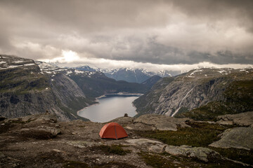zelten in norweischer berglandschaft mit fjord