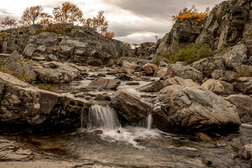 kleiner bach fliest durch felsen