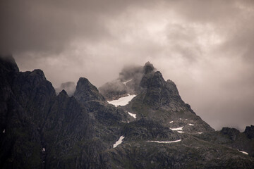Markanter felsiger Berg in Norwegen von Wolken umhüllt