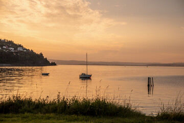Kleines Boot im Meer zum Sonnenuntergang