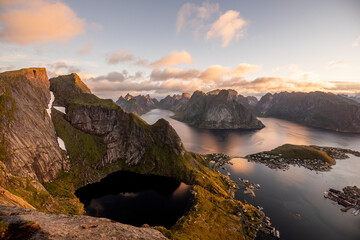 temberaubende Aussicht vom Reinebringen auf die Lofoten mit Fjorden und Bergen