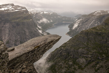 Atemberaubender Blick auf Trolltunga – die spektakuläre Felszunge über dem Ringedalsvatnet-See in Norwegen