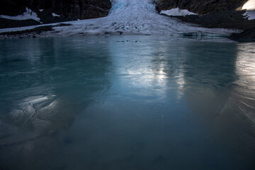geforener see mit gletscher