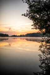sonnenuntergang am see mit nebelstimmung
