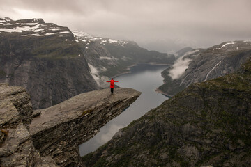 Trolltunga mit person und aussicht