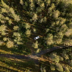 Camper im Wald von oben