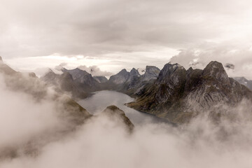 Norwegen berge und fjorde kommen hinter wolken zum vorschein