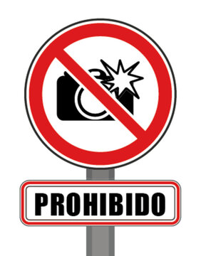 Se&ntilde;al de prohibido c&iacute;rculo rojo foto flash