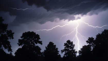 Un poderoso rayo que atraviesa un cielo oscuro y tormentoso con siluetas de &aacute;rboles en primer plano