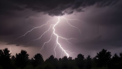 Un poderoso rayo que atraviesa un cielo oscuro y tormentoso con siluetas de árboles en primer plano